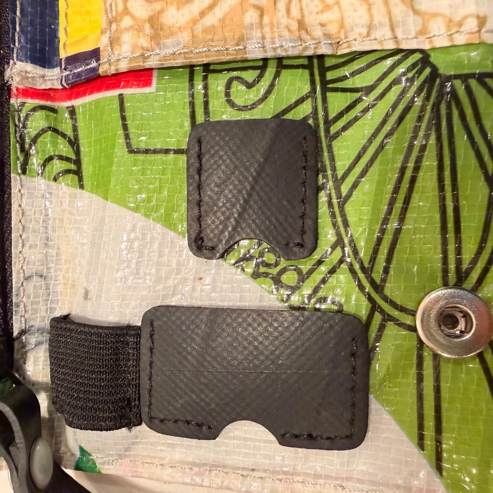 Keen Repurposed Wristlet Wallet Strap Snap Close Pockets Sustainable Recycled - Picture 11 of 11